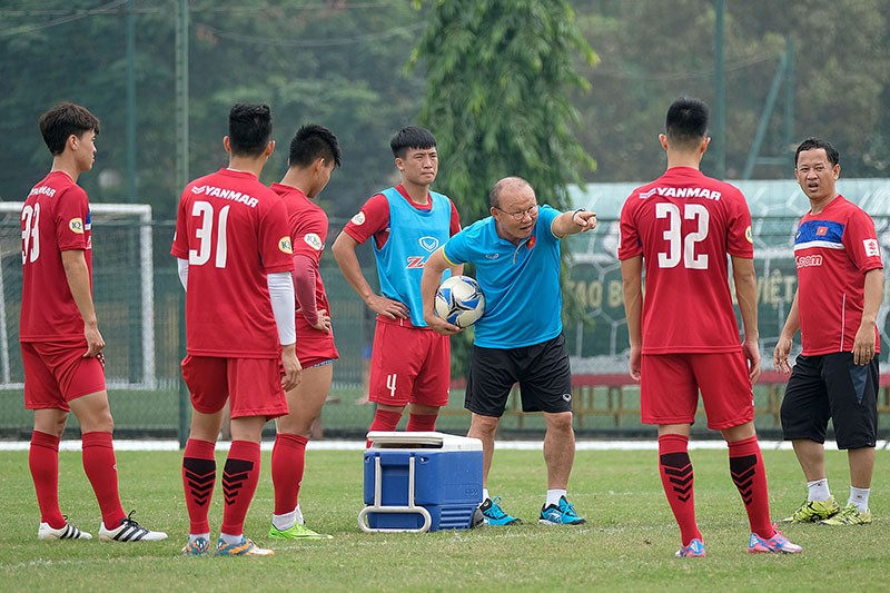 HLV Park Hang Seo căng thẳng ngay từ đầu buổi tập